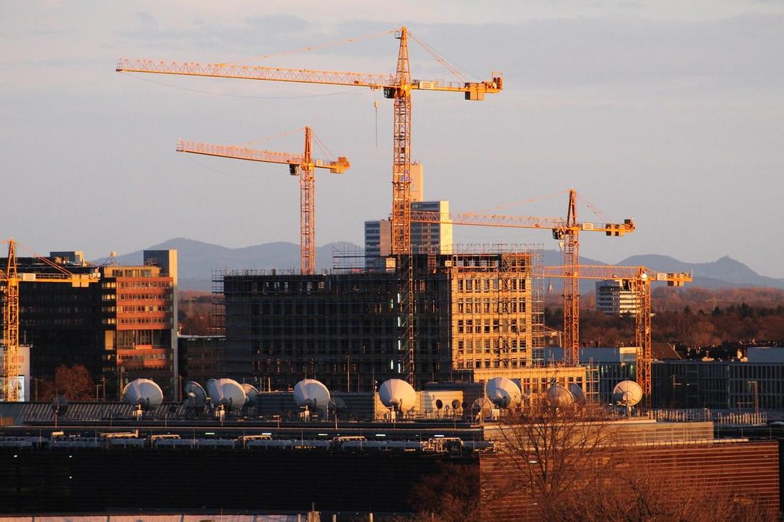 Żurawie nad budową o wschodzie słońca