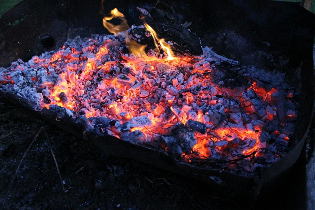Rozżarzone węgle w palenisku kuźni