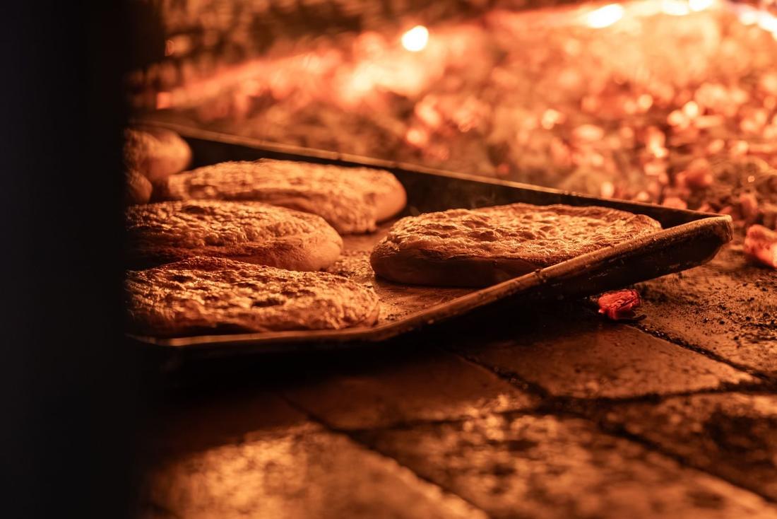Piec piekarniczy z bochenkami w nocnym świetle