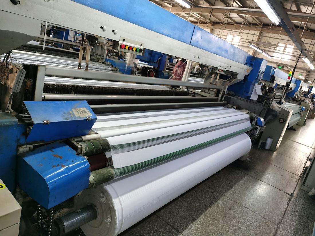 Belki materiału technicznego na linii w zakładzie