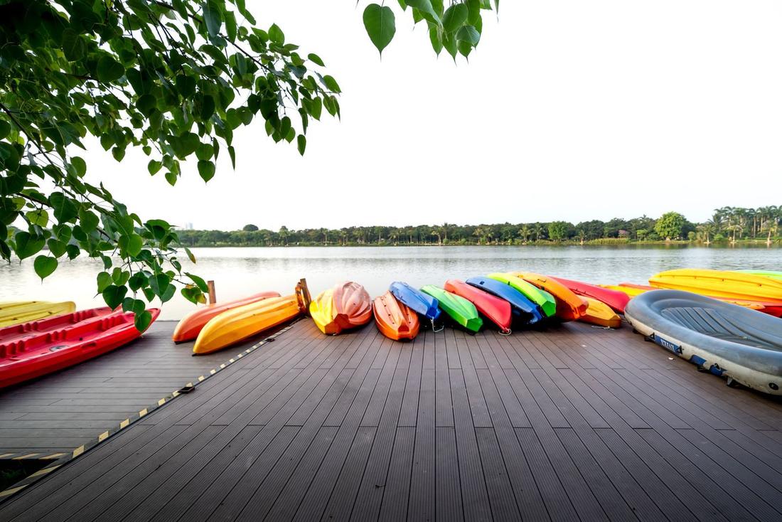 Kolorowe kajaki na pomoście nad rzeką