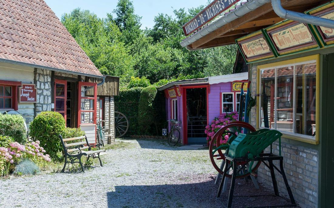 Wiejski sklep z ławką przed wejściem