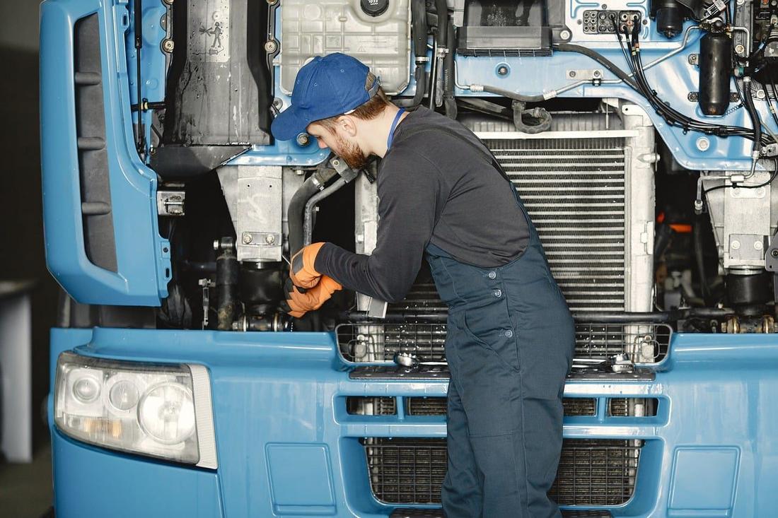 Mechanik przy ciężarówce w warsztacie